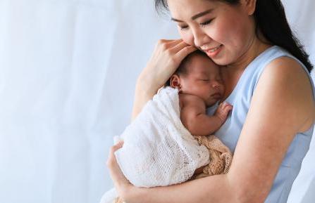 抱着婴儿的妇女